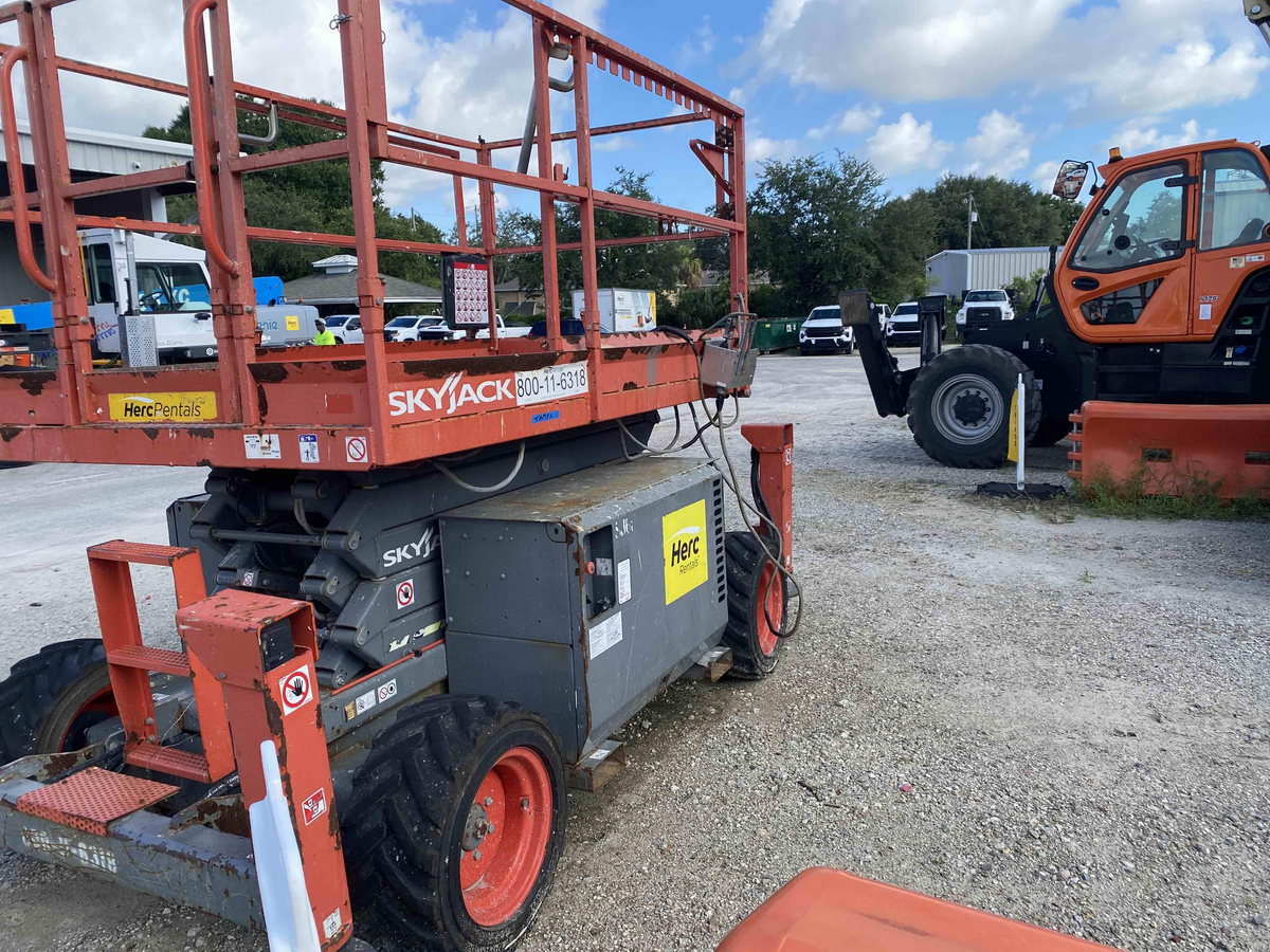 Subcategory - Engine-Driven Scissor Lifts | image 3