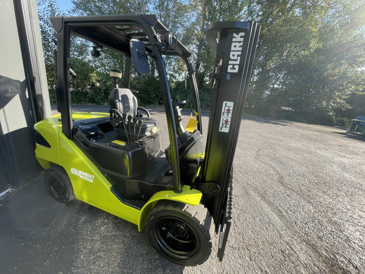Subcategory - 0-19,999 Lb Pneumatic Tire Forklift Trucks | image 0
