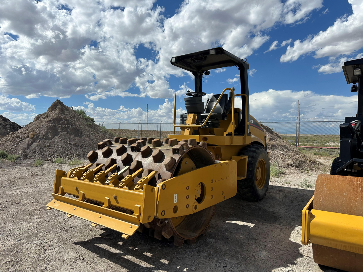 Detail Photo - 2007 Caterpillar CS-433E | image 1