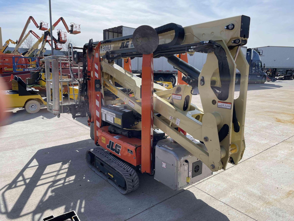 Subcategory - Track-Driven Articulating Booms | image 2