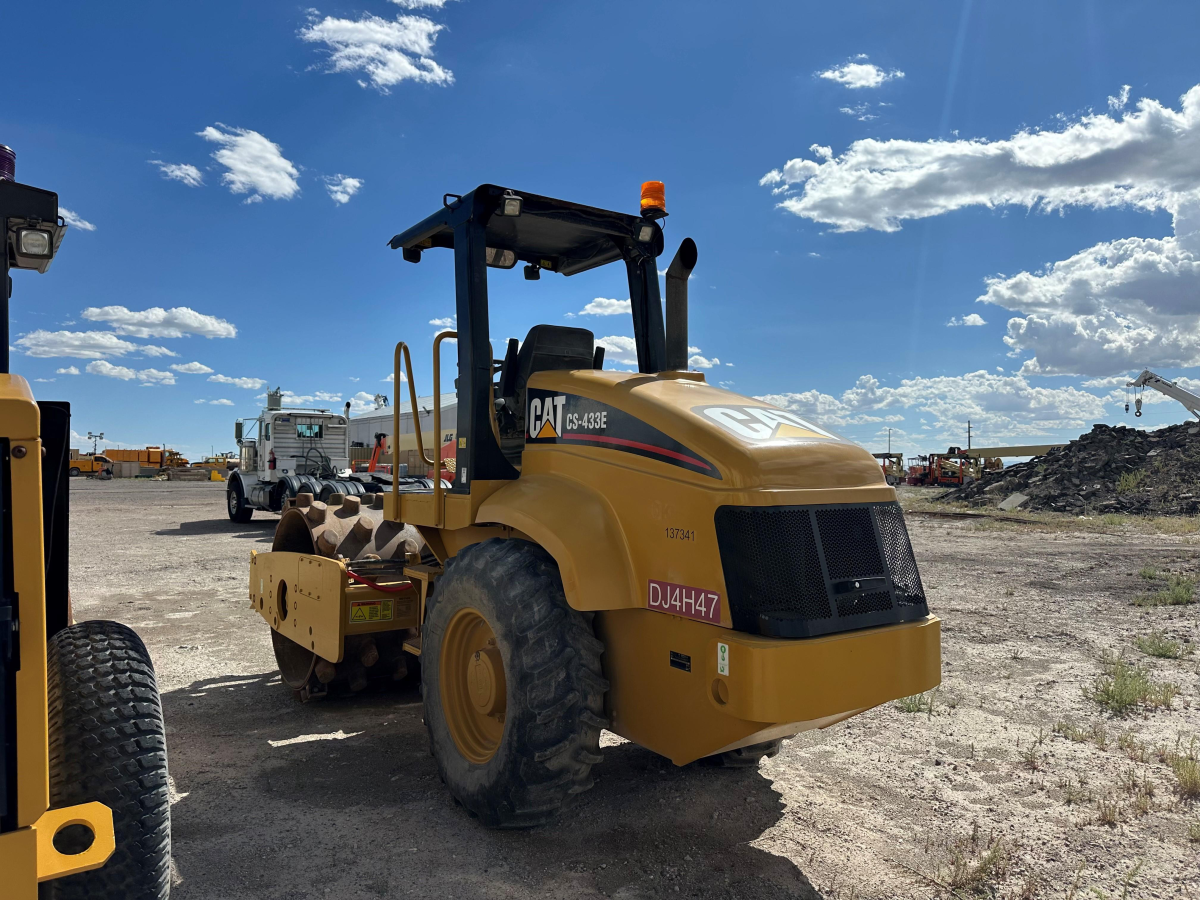 Detail Photo - 2007 Caterpillar CS-433E | image 3