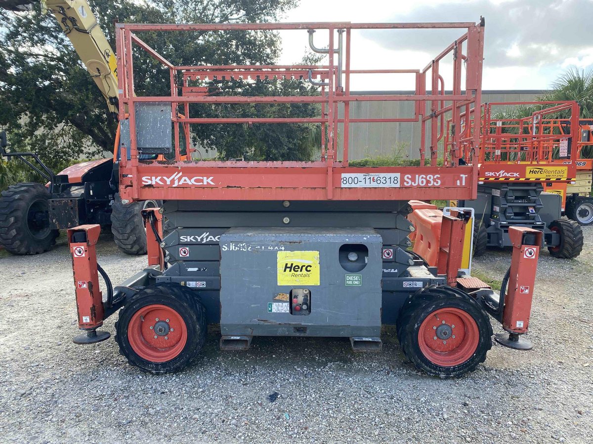 Subcategory - Engine-Driven Scissor Lifts | image 1