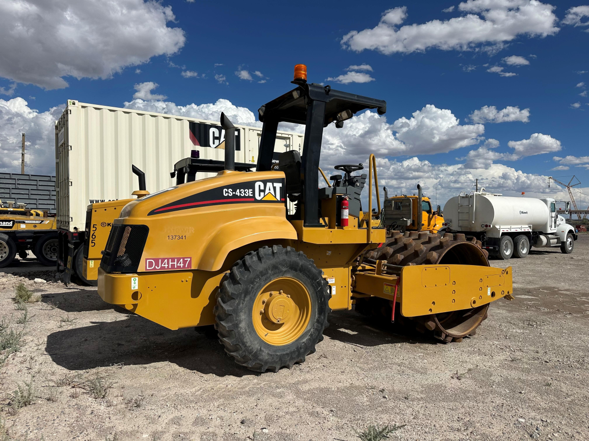 Detail Photo - 2007 Caterpillar CS-433E | image 2