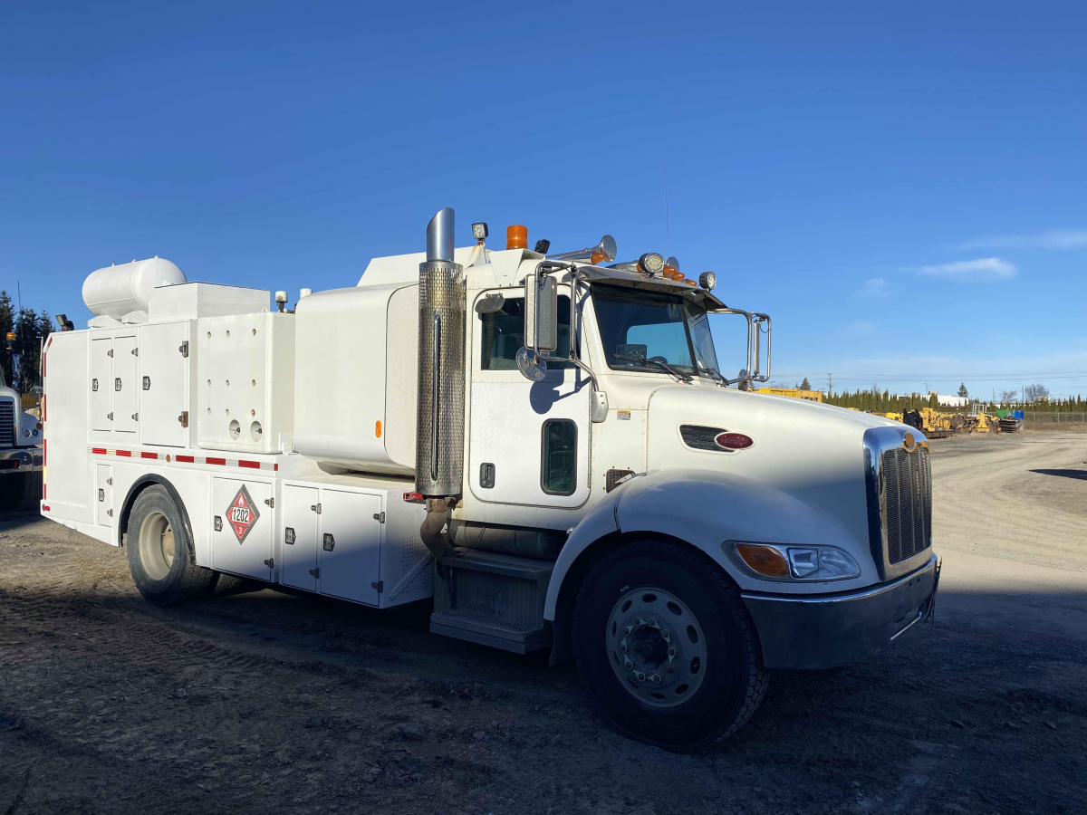 Detail Photo - 2008 Peterbilt 335 | image 1