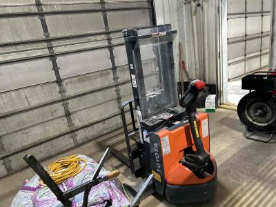 Gallery Thumbnail - Subcategory - Walk-Behind Electric Stackers | image 2