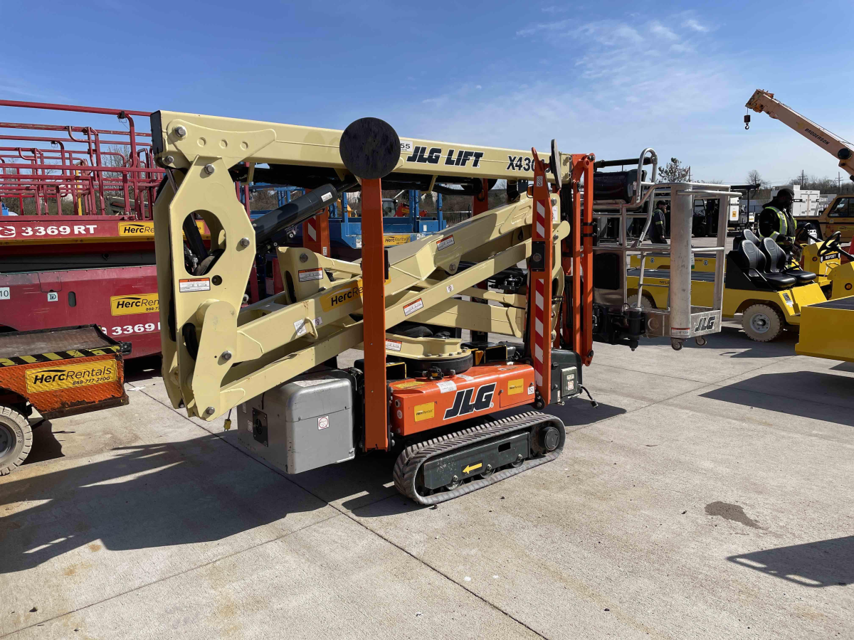 Subcategory - Track-Driven Articulating Booms | image 1